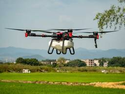 Агродрон XAG P100 pro для опрыскивания разбрасывания сеням и удобрении