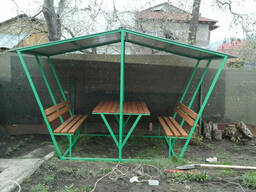 Беседка с двумя скамейками и столом