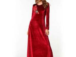 Длинное бордовое вельветовое платье с розой на груди