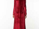 Длинное бордовое вельветовое платье с розой на груди - фото 2
