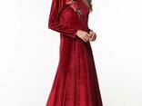 Длинное бордовое вельветовое платье с розой на груди - фото 3