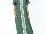 Длинное платье виридианового цвета с вертикальным узором - фото 1