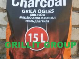 Древесный уголь в бумажных мешках .