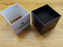 Коробочка подарочная для наручных часов. Пластиковая с подушечкой.