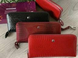 Кошелек женский глянцевый с тиснением «Крокодил» с лаковым напылением в подарочной. ..