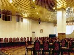 Кубообразный реечный потолок. Золото