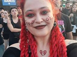 Меня зовут Кристина, мне 28 лет и я преподаватель английского языка с 9-летним стажем