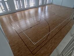 Монтаж спортивных ленолиума и резиновый покрытия. И футбольный поля