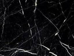 Мрамор Nero Marquina.