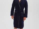 Мужской тёмно-синий махровый халат с золотым кантом - фото 1