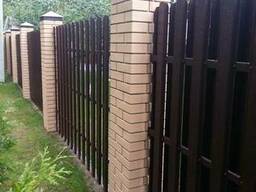 Столбы кирпичные из панелей ПИКС. Заборы Евроштакетника.