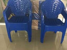 Пластмассовые столы и кресло