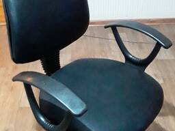 Подам офисное кресло с газ лифтом ( Газовая пружина ) и пневмо подъемом. В отличном состо