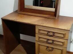 Продаем косметический столик в отличном состоянии