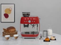 Продам новую итальяснкую кофемашину для дома или офиса SMEG EGF03RDEU