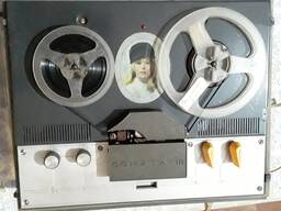 Продам ретро Советский магнитофон " Соната" В отличном состоянии.