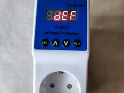 Сандық дисплейі бар розеткадағы кернеуден қорғау релесі