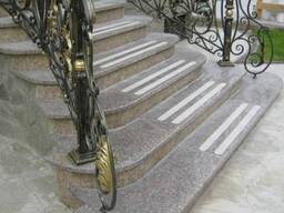 Ступени и лестницы из мрамора, гранита, оникса, травертина