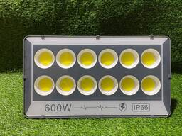 Светодиодный прожектор уличный 600 ватт. Прожектор для кранов башенных