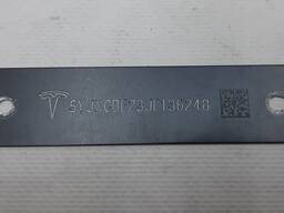 Табличка с VIN кодом под лобовым стеклом Tesla model X 10D 1035217-S0-A