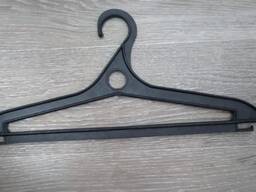 Вешалки для одежды, плечики.