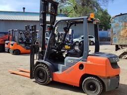 Вилочный погрузчик Toyota 7FG20 в хорошем состоянии. Как Новый! 88 Мото часов!