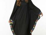 Восточное платье черного цвета с узорчатой окантовкой - фото 1