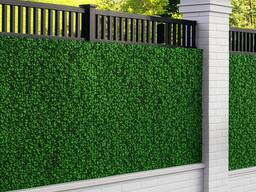 Зеленый забор из искусственной травы